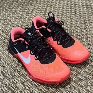 Nike Metcon2 Women's Athletic Shoes - Black and Pink